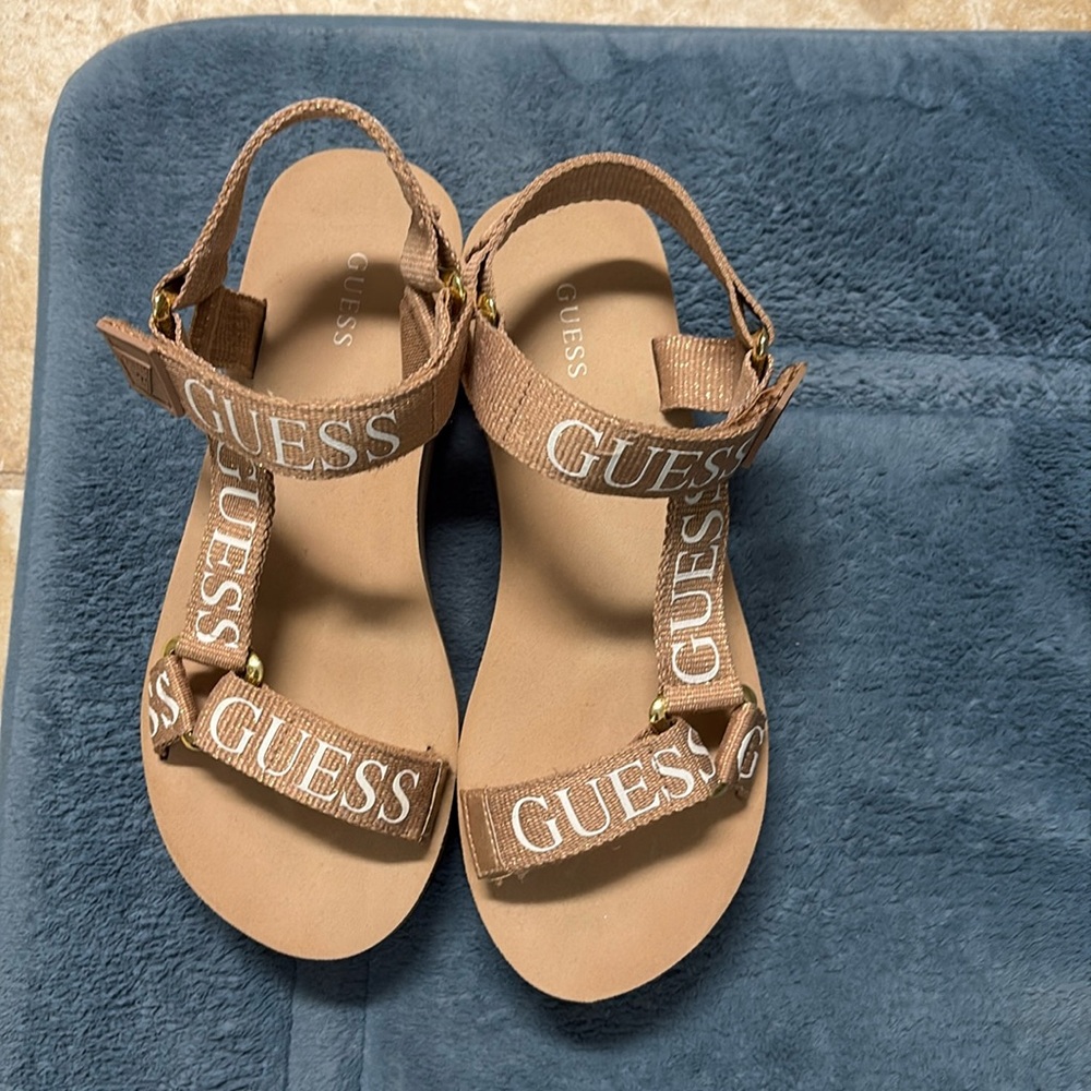 Guess Sandals Minimalist Design It has adjustable straps for a better fit.